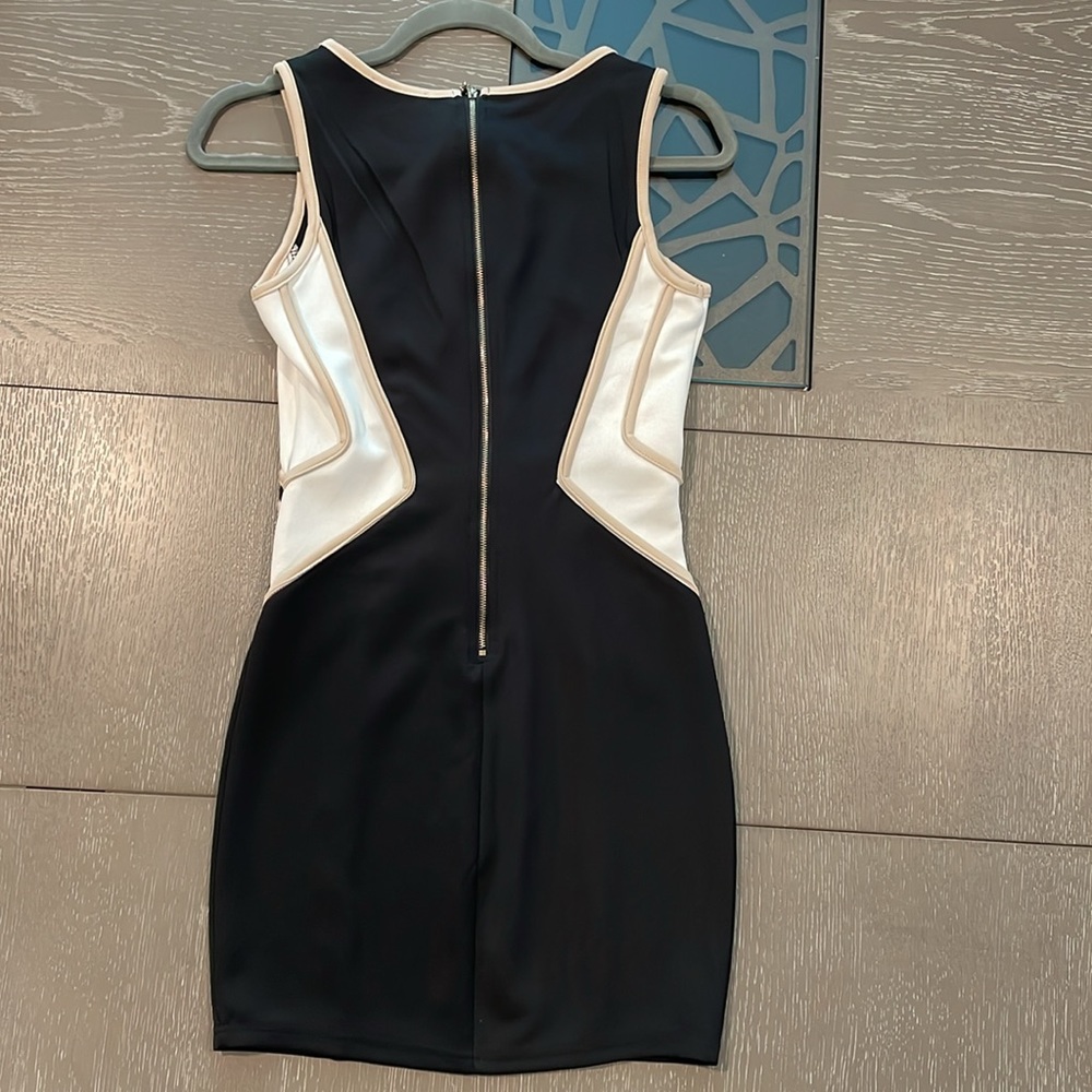 Mini dress with asymmetrical lines. black and beige color. - Picture 2 of 4